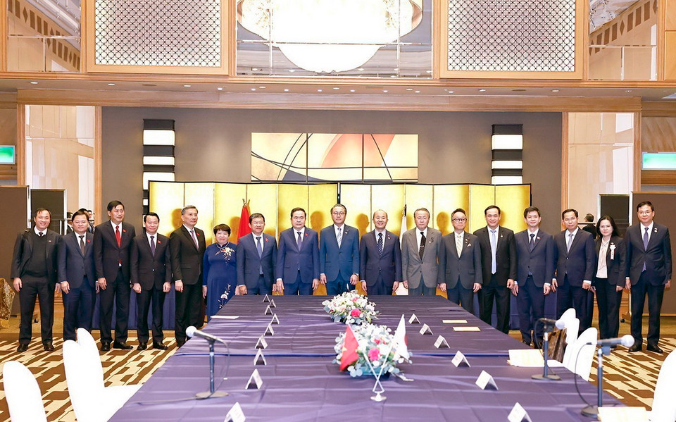 Chủ tịch Quốc hội Trần Thanh Mẫn chụp ảnh lưu niệm với đại biểu. (Ảnh: Doãn Tấn/TTXVN)