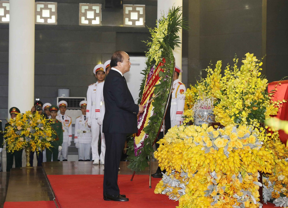 Đồng chí Nguyễn Xuân Phúc, Ủy viên Bộ Chính trị, Thủ tướng Chính phủ dâng hương tưởng niệm trước linh cữu đồng chí Đỗ Mười. (Ảnh: Trí Dũng/TTXVN)