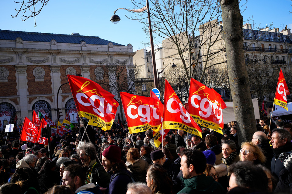 Ngày 31/1, 2,8 triệu người lao động đã tham gia cuộc đình công thứ hai trên toàn nước Pháp, phản đối kế hoạch cải cách lương hưu của Tổng thống Emmanuel Macron, trong đó có tăng tuổi nghỉ hưu thêm hai năm lên 64 tuổi, cũng như tăng các khoản đóng góp cần thiết để được hưởng lương hưu đầy đủ. (Ảnh: THX/TTXVN)