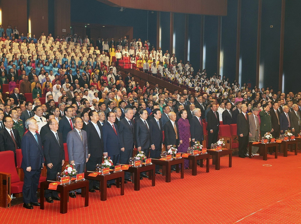 Các đại biểu thực hiện nghi lễ chào cờ. (Ảnh: Trí Dũng/TTXVN)