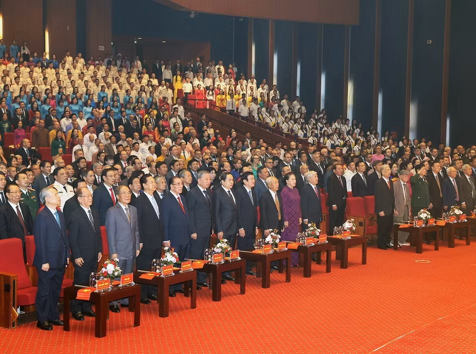 Các đại biểu thực hiện nghi lễ chào cờ. (Ảnh: Trí Dũng/TTXVN)