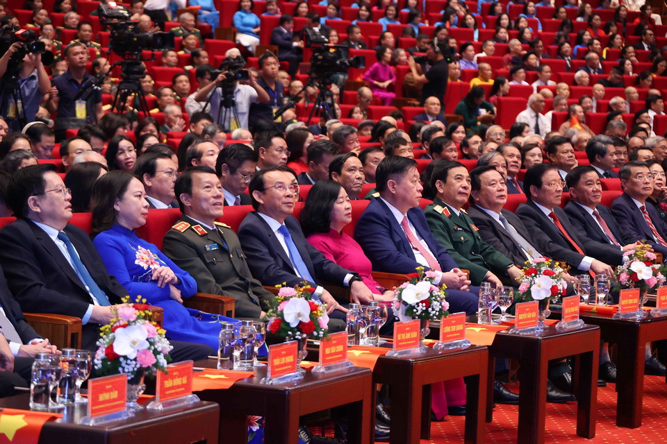 Lãnh đạo Đảng, Nhà nước và đại biểu tham dự buổi lễ. (Ảnh: Văn Điệp/TTXVN)