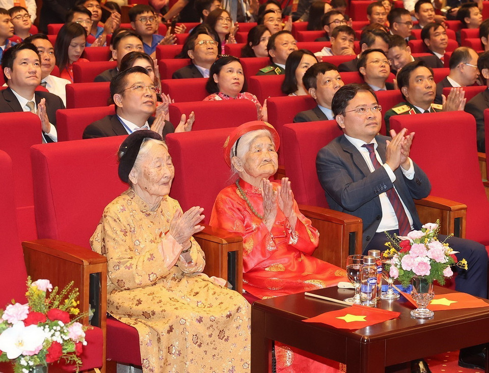 Các đại biểu dự Lễ kỷ niệm 70 năm Ngày Giải phóng Thủ đô. (Ảnh: Trí Dũng/TTXVN)