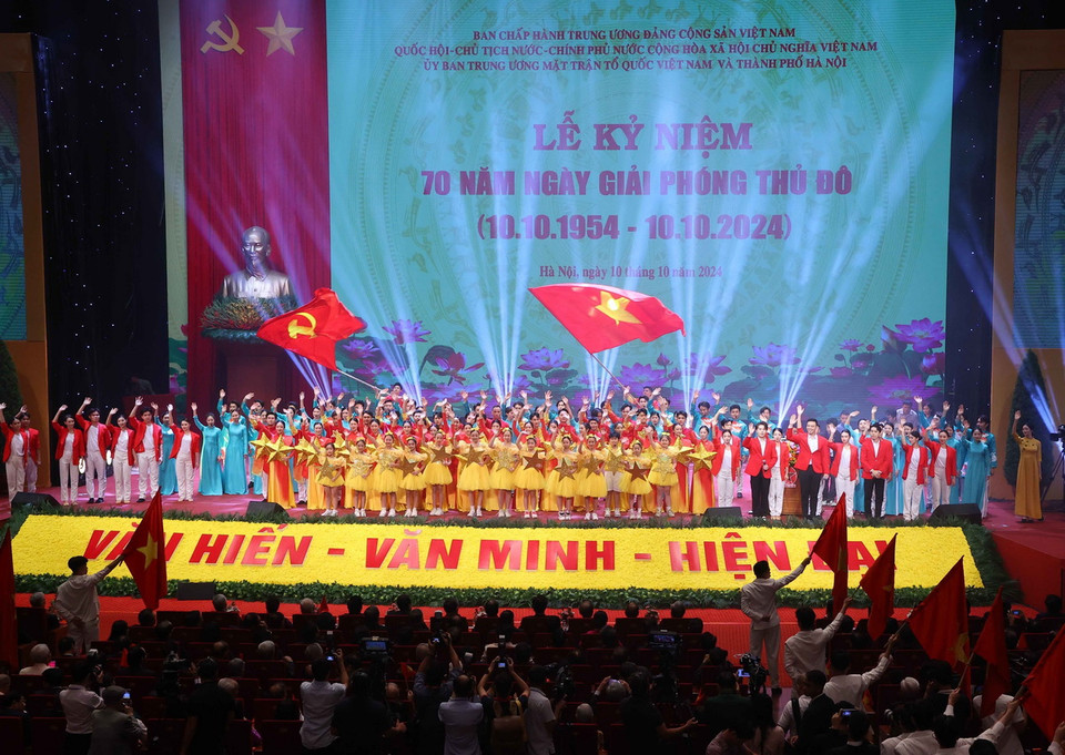 Chương trình nghệ thuật chào mừng Lễ kỷ niệm 70 năm Ngày Giải phóng Thủ đô. (Ảnh: Văn Điệp/TTXVN)