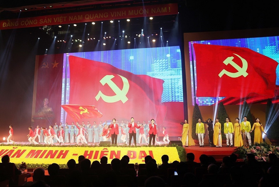 Chương trình nghệ thuật chào mừng Lễ kỷ niệm 70 năm Ngày Giải phóng Thủ đô. (Ảnh: Trí Dũng/TTXVN)