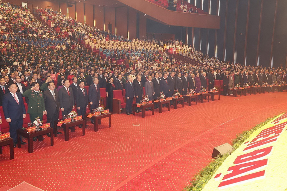 Các đại biểu thực hiện nghi lễ chào cờ. (Ảnh: Trí Dũng/TTXVN)