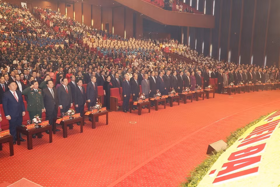 Các đại biểu thực hiện nghi lễ chào cờ. (Ảnh: Trí Dũng/TTXVN)