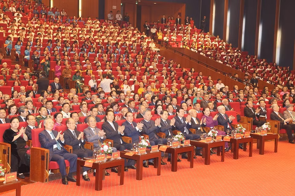Lãnh đạo Đảng, Nhà nước và đại biểu tham dự buổi lễ. (Ảnh: Trí Dũng/TTXVN)