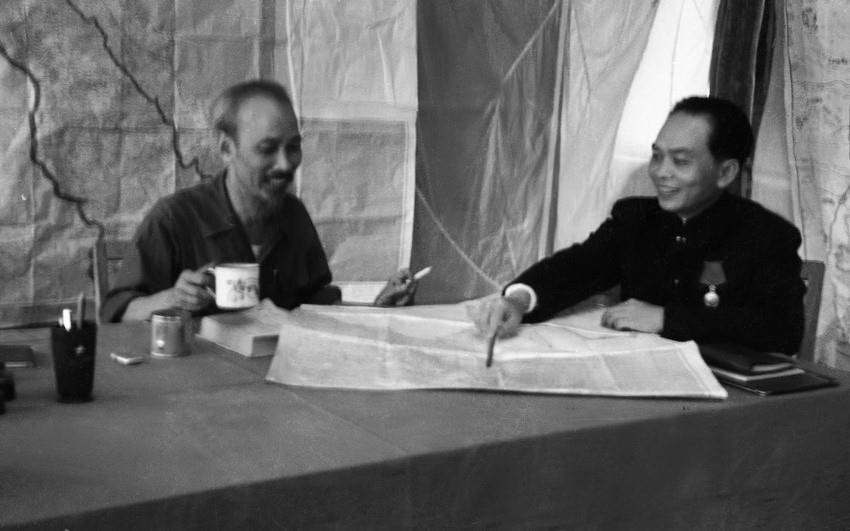 Chủ tịch Hồ Chí Minh và Đại tướng Võ Nguyên Giáp bàn kế hoạch quân sự cho chiến dịch Biên giới 1950. (Ảnh: Đinh Đăng Định/TTXVN phát)