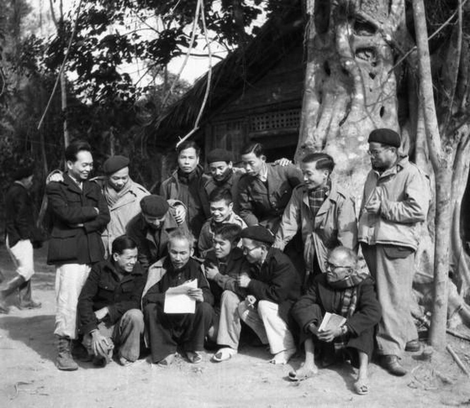 Chủ tịch Hồ Chí Minh và Đại tướng Võ Nguyên Giáp (hàng sau, ngoài cùng bên trái) với các đại biểu dự Đại hội Đảng toàn quốc lần thứ II (tháng 2/1951). (Ảnh: Tư liệu/TTXVN)