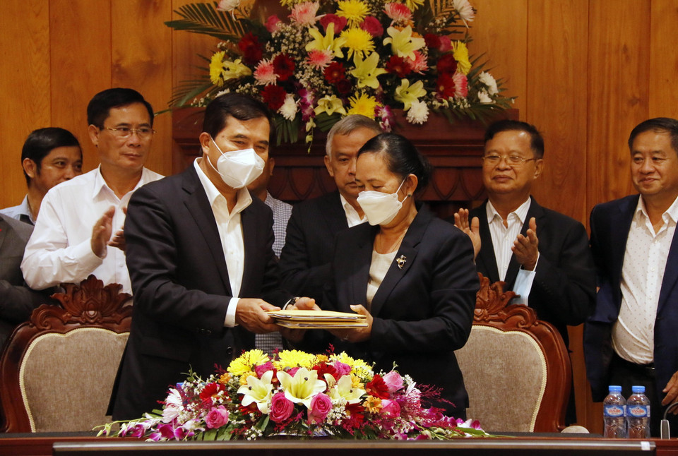  Thứ trưởng Bộ Xây dựng Việt Nam Lê Quang Hùng và Đại diện Ban thư ký Quốc hội Lào trao đổi Biên bản nghiệm thu Công trình Nhà Quốc hội mới của Lào. (Ảnh: Phạm Kiên/TTXVN) 