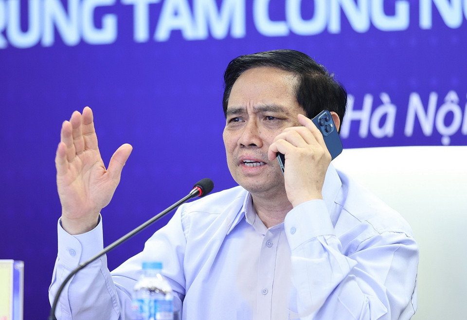  Sau khi xem dữ liệu di chuyển của cư dân qua hệ thống công nghệ, Thủ tướng Phạm Minh Chính chỉ đạo một số địa phương tuân thủ nghiêm giãn cách xã hội. (Ảnh: Dương Giang/TTXVN)