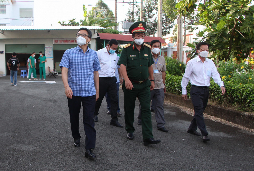  Phó Thủ tướng Vũ Đức Đam kiểm tra tại Bệnh viện Phổi tỉnh Hậu Giang - nơi đang điều trị bệnh nhân mắc COVID-19. (Ảnh: Hồng Thái/TTXVN)