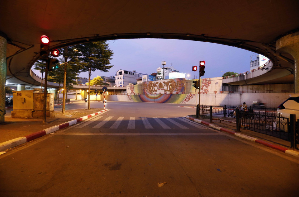  Các ngả đường và vòng xoay cầu Chương Dương không còn cảnh tấp nập thường thấy. (Ảnh: Trần Việt/TTXVN)