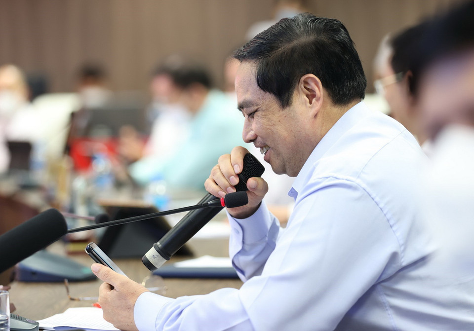  Thủ tướng Phạm Minh Chính trao đổi với bệnh nhân đang điều trị COVID-19 qua nền tảng công nghệ kết nối. (Ảnh: Dương Giang/TTXVN)