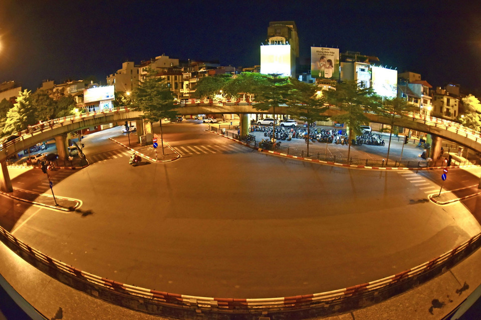  Các ngả đường và vòng xoay cầu Chương Dương không còn cảnh tấp nập thường thấy. (Ảnh: Trần Việt/TTXVN)