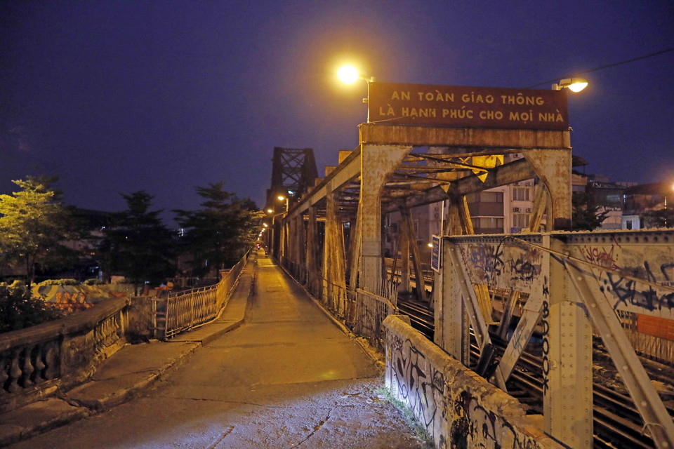  Cầu Long Biên trăm tuổi lúc hơn 19h. (Ảnh: Trần Việt/TTXVN)