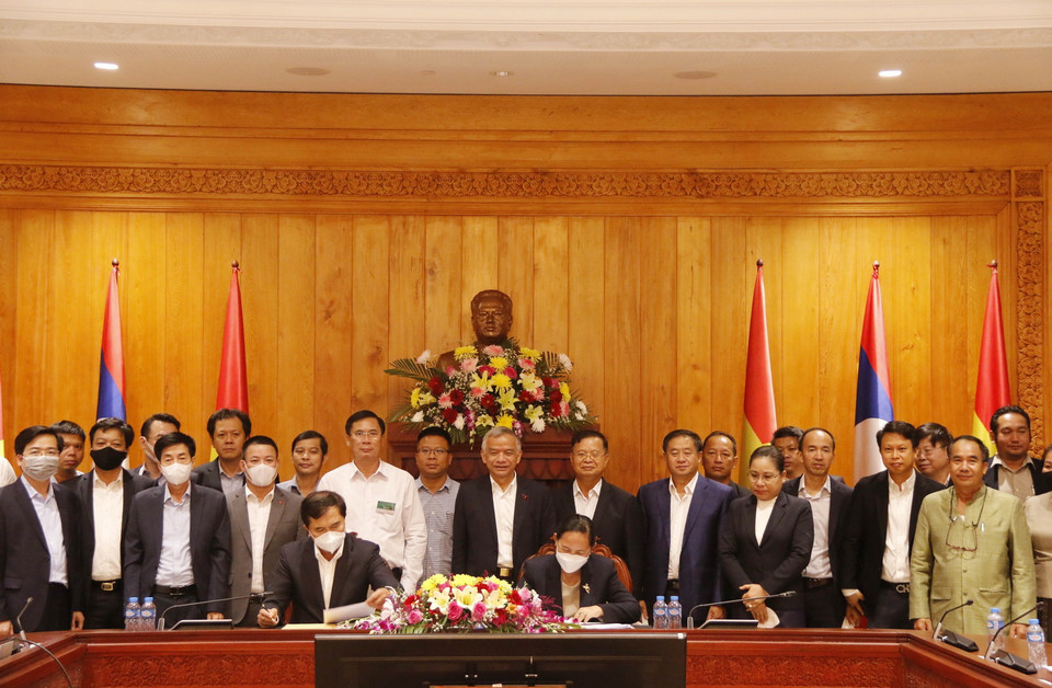 Thứ trưởng Bộ Xây dựng Việt Nam Lê Quang Hùng và Đại diện Ban thư ký Quốc hội Lào ký biên bản chính thức nghiệm thu Công trình Nhà Quốc hội mới của Lào. (Ảnh: Phạm Kiên/TTXVN) 