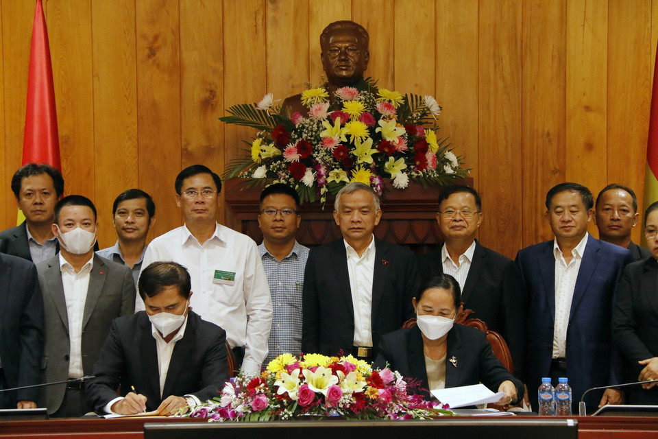 Thứ trưởng Bộ Xây dựng Việt Nam Lê Quang Hùng và Đại diện Ban thư ký Quốc hội Lào, đơn vị tiếp nhận và sử dụng dự án, ký biên bản chính thức nghiệm thu Công trình Nhà Quốc hội mới của Lào. (Ảnh: Phạm Kiên/TTXVN) 