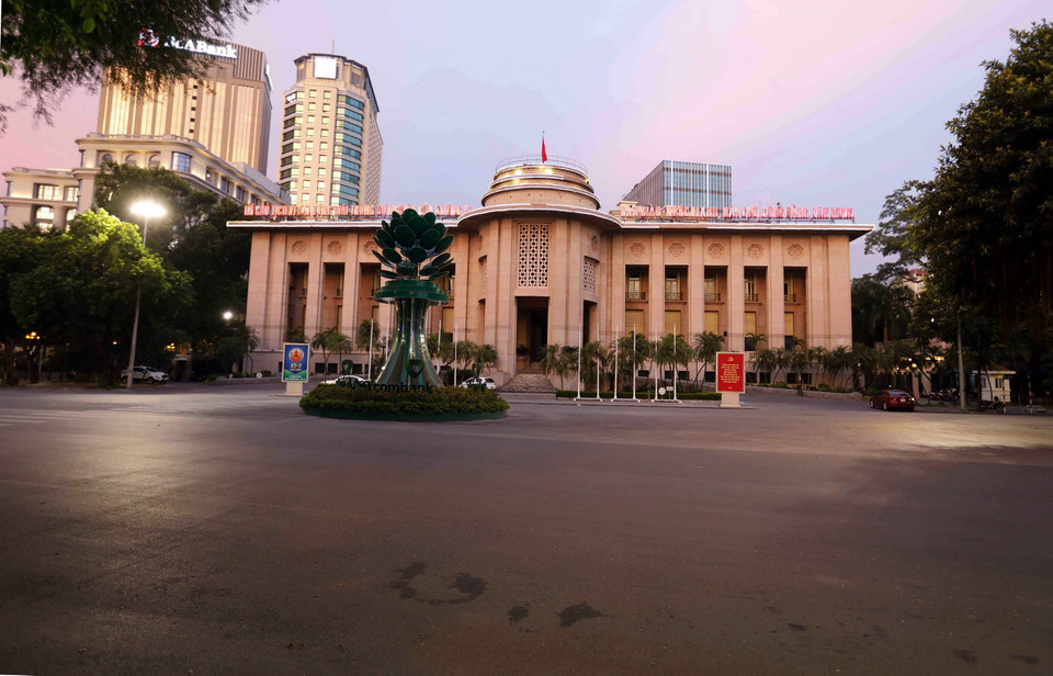  Khu vực phía trước Ngân hàng Nhà nước Việt Nam lúc 19h. (Ảnh: Trần Việt/TTXVN)