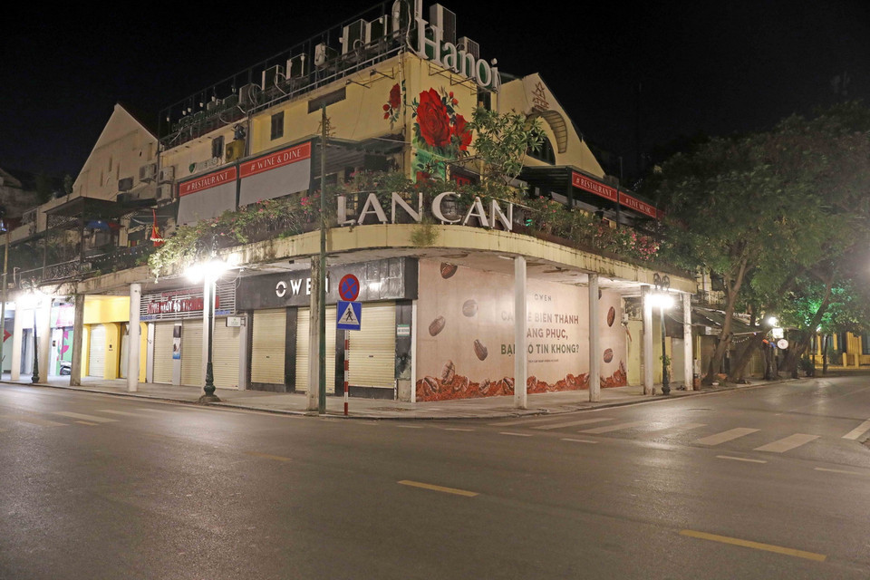  Góc phố Tràng Tiền-Nguyễn Xí vắng bóng người lúc sau 19h. (Ảnh: Trần Việt/TTXVN)
