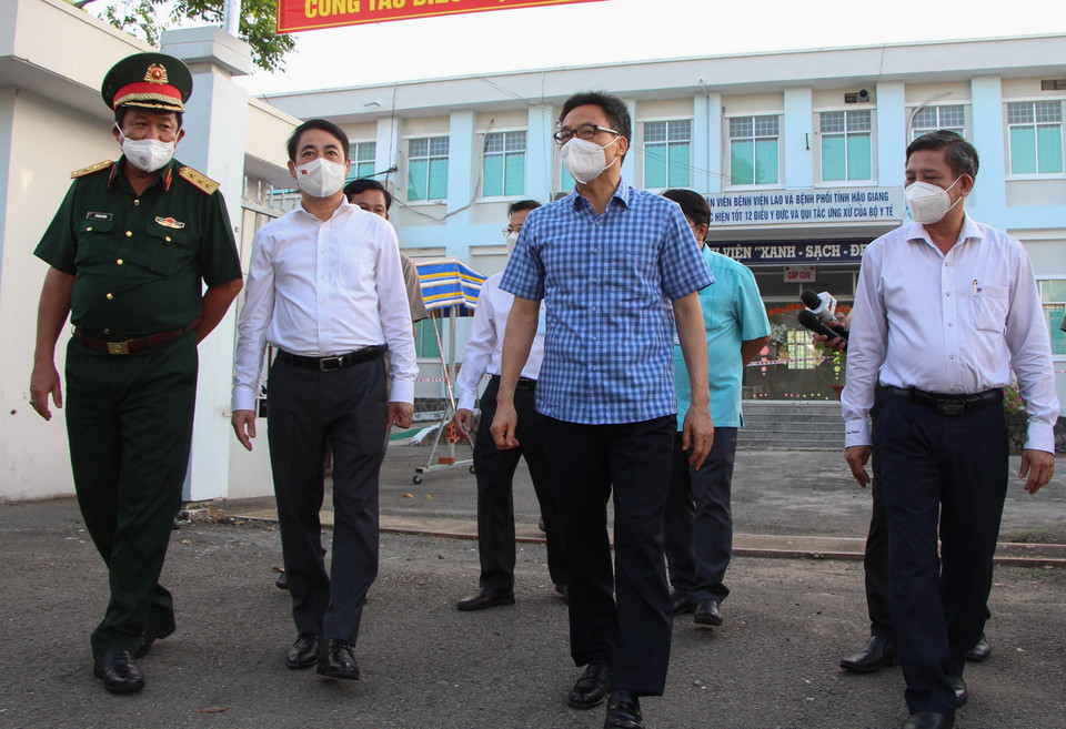  Phó Thủ tướng Vũ Đức Đam kiểm tra tại Bệnh viện Phổi tỉnh Hậu Giang. (Ảnh: Hồng Thái/TTXVN)