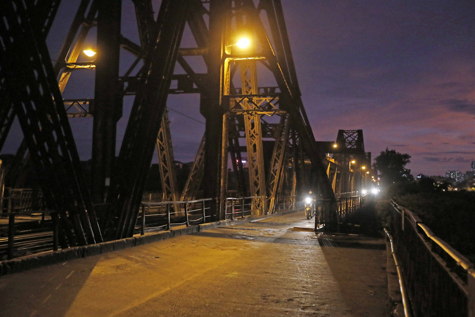  Cầu Long Biên trăm tuổi lúc hơn 19h. (Ảnh: Trần Việt/TTXVN)