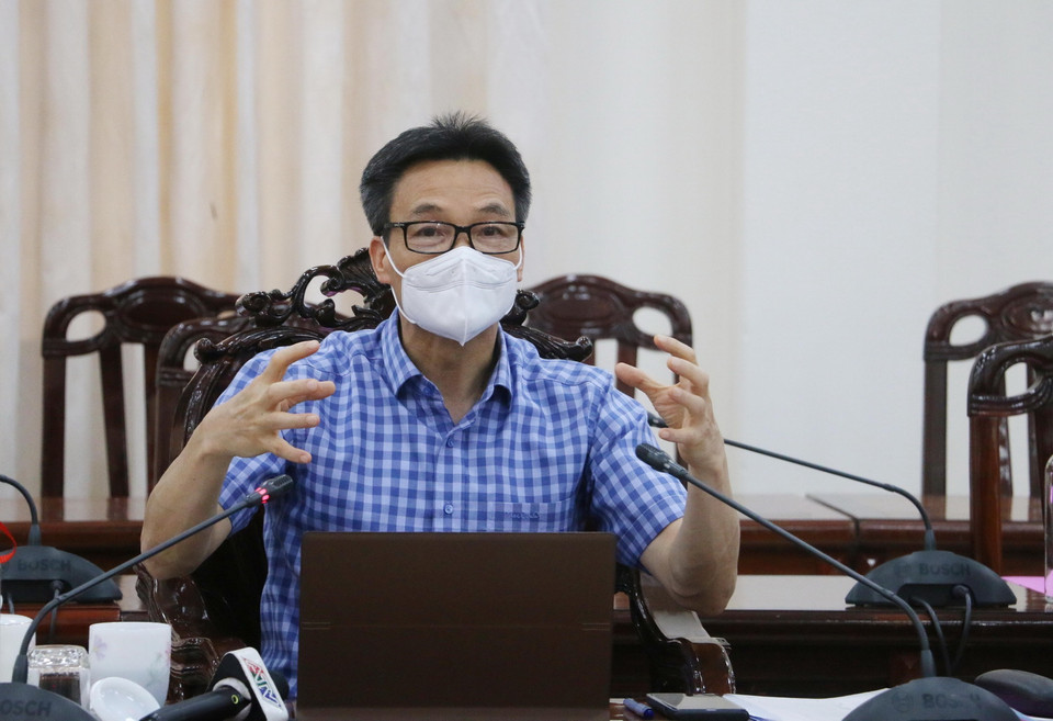 Phó Thủ tướng Chính phủ Vũ Đức Đam yêu cầu tỉnh An Giang yêu cầu tỉnh An Giang cần đảm bảo lượng oxy phục vụ cho công tác điều trị bệnh nhân COVID-19 nặng. (Ảnh: Công Mạo/TTXVN)