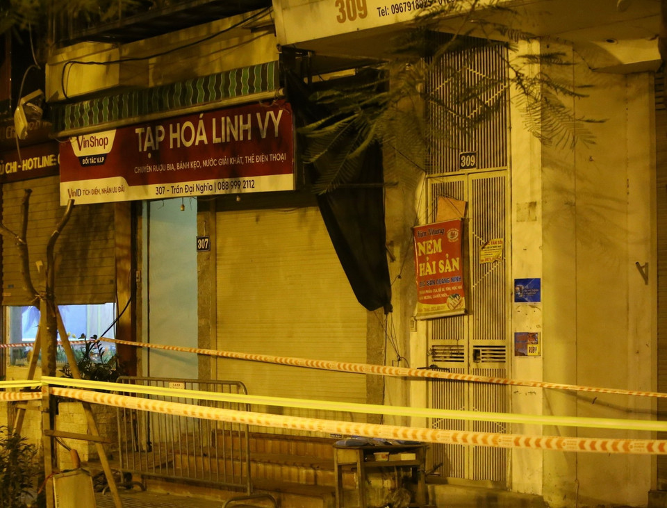  Phong tỏa nhà số 307 phố Trần Đại Nghĩa có người nghi nhiễm COVID-19. (Ảnh: Hoàng Hiếu/TTXVN)