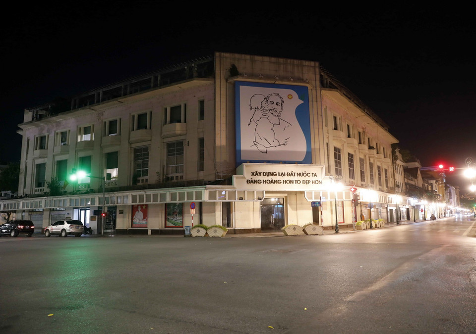 Góc phố Tràng Tiền-Đinh Tiên Hoàng lúc 19h vắng lặng. (Ảnh: Trần Việt/TTXVN)