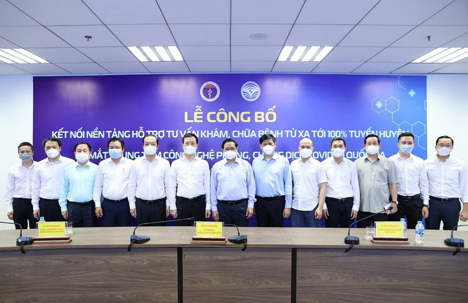  Thủ tướng Phạm Minh Chính với các đại biểu tại lễ ra mắt Trung tâm công nghệ phòng, chống dịch COVID-19 quốc gia. (Ảnh: Dương Giang/TTXVN)