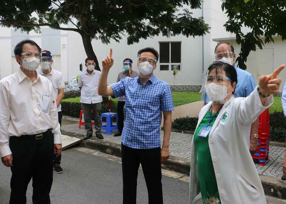 Phó Thủ tướng Chính phủ Vũ Đức Đam cùng lãnh đạo tỉnh An Giang kiểm tra công tác thu dung, điều trị bệnh nhân COVID-19 tại Bệnh viện Đa khoa trung tâm An Giang. (Ảnh: Công Mạo/TTXVN)
