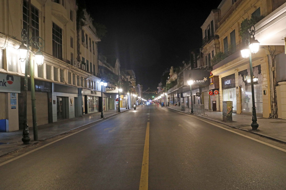  Phố Tràng Tiền thưa thớt người đi lúc 19h. (Ảnh: Trần Việt/TTXVN)