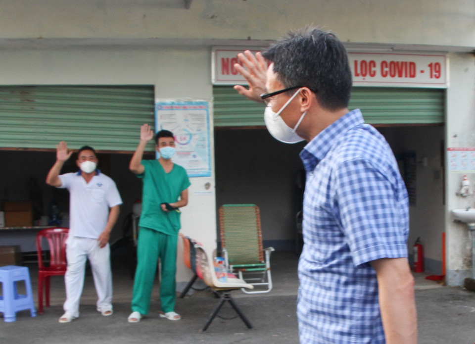  Phó Thủ tướng Vũ Đức Đam chào lực lượng y tế làm nhiệm vụ tại Bệnh viện Phổi tỉnh Hậu Giang - nơi đang điều trị bệnh nhân mắc COVID-19. (Ảnh: Hồng Thái/TTXVN)