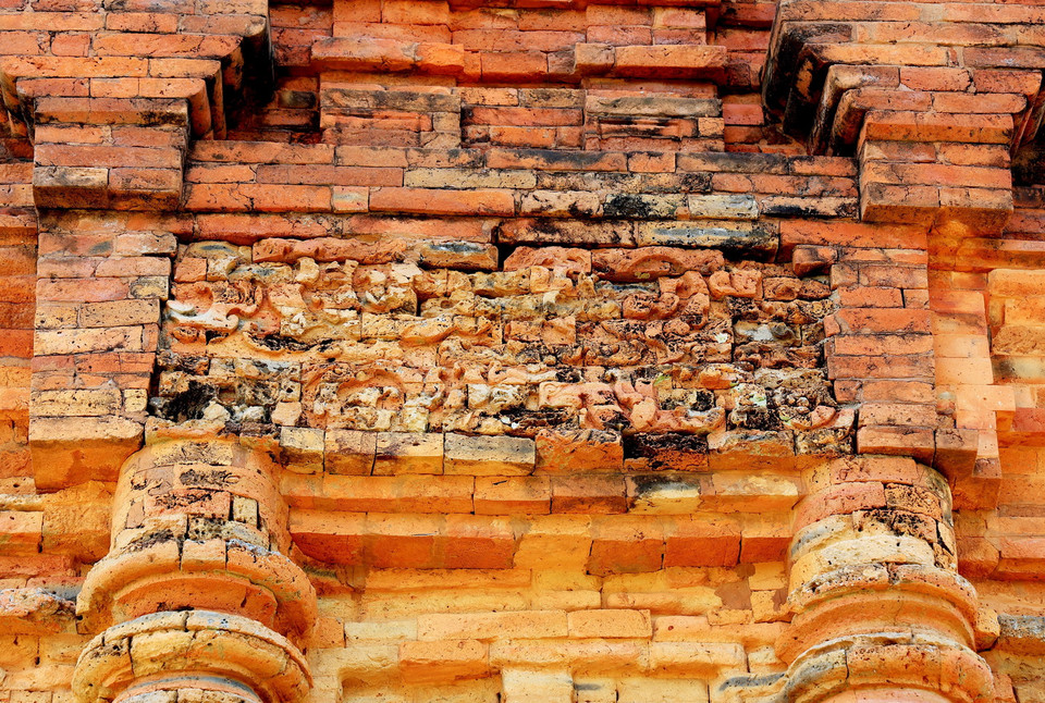 Chi tiết kiến trúc trên tháp Po Sah Inư mang đặc trưng nghệ thuật trang trí của người Chăm xưa. (Ảnh: Hồng Đạt/TTXVN)