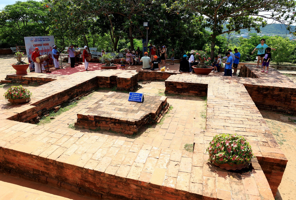 Phế tích Đài thờ trong khu di tích tháp Po Sah Inư. (Ảnh: Hồng Đạt/TTXVN)