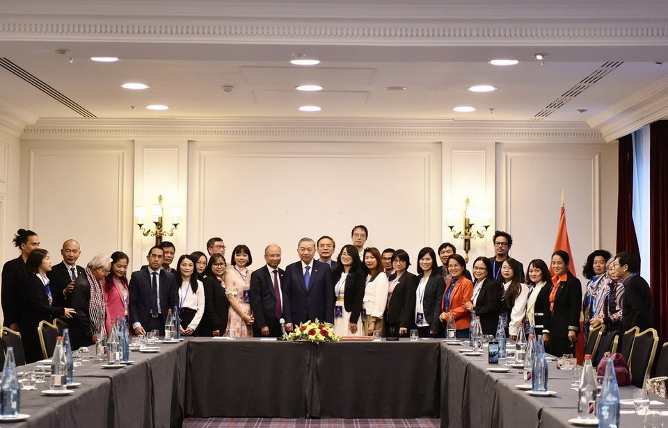 Tổng Bí thư, Chủ tịch nước Tô Lâm cùng nhóm trí thức người Việt tiêu biểu chụp ảnh chung. (Ảnh: Trí Dũng/TTXVN)