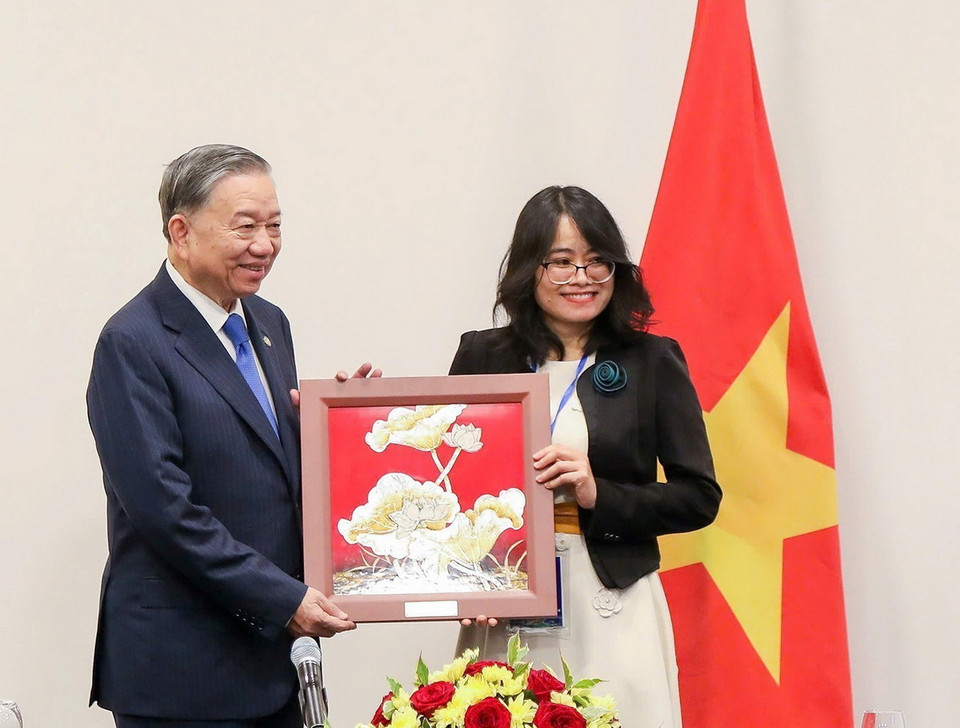 Tổng Bí thư, Chủ tịch nước Tô Lâm tặng quà cho nhóm trí thức người Việt tiêu biểu. (Ảnh: Trí Dũng/TTXVN)