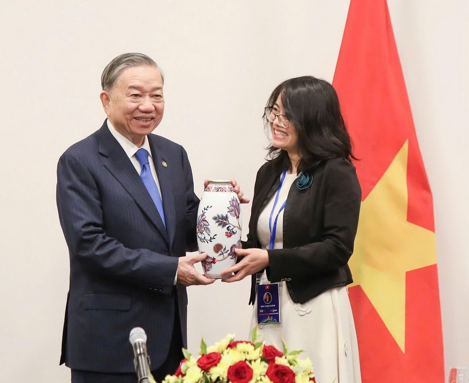 Đại diện nhóm trí thức người Việt tiêu biểu trao chiếc bình hoa tặng Tổng Bí thư, Chủ tịch nước Tô Lâm. (Ảnh: Trí Dũng/TTXVN)