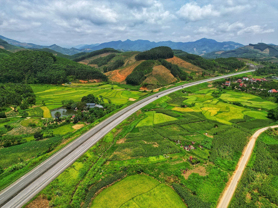 Dự án được xây dựng xuyên từ khu vực đồng bằng lên vùng Tây Bắc, với nhiều đồi núi. (Ảnh: Tuấn Anh/TTXVN)