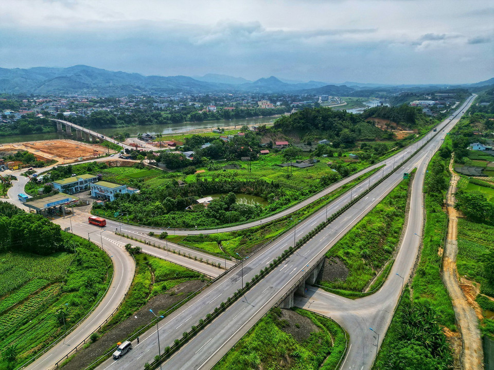 Toàn bộ dự án có 19 điểm giao cắt với đường quốc lộ cũ và đường nội bộ chính, có thể qua lại một cách an toàn. (Ảnh: Tuấn Anh/TTXVN)
