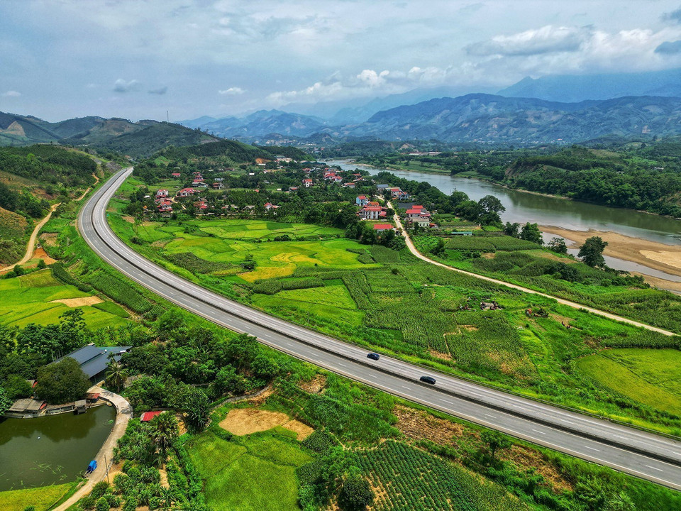 Đường cao tốc Nội Bài-Lào Cai dài 265km, vượt qua hai con sông lớn là sông Hồng và sông Lô. (Ảnh: Tuấn Anh/TTXVN)