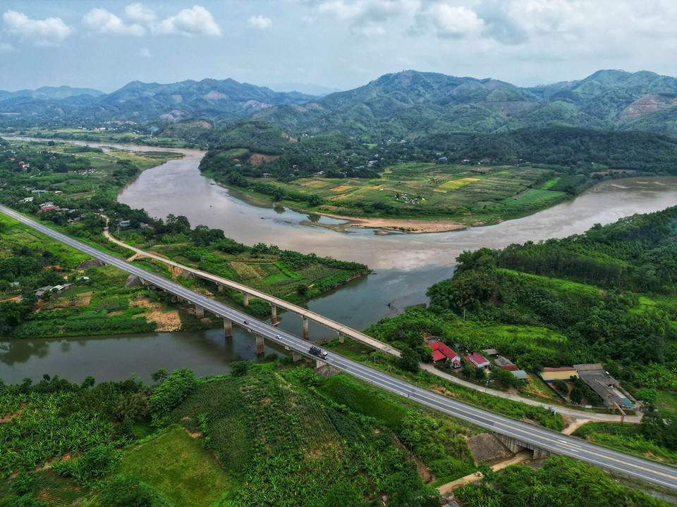 Phần lớn đường cao tốc đi ven theo bờ sông Hồng. (Ảnh: Tuấn Anh/TTXVN)