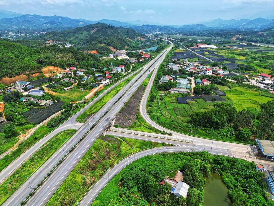 Cao tốc Hà Nội-Lào Cai đoạn qua huyện Văn Yên, tỉnh Yên Bái. (Ảnh: Tuấn Anh/TTXVN)