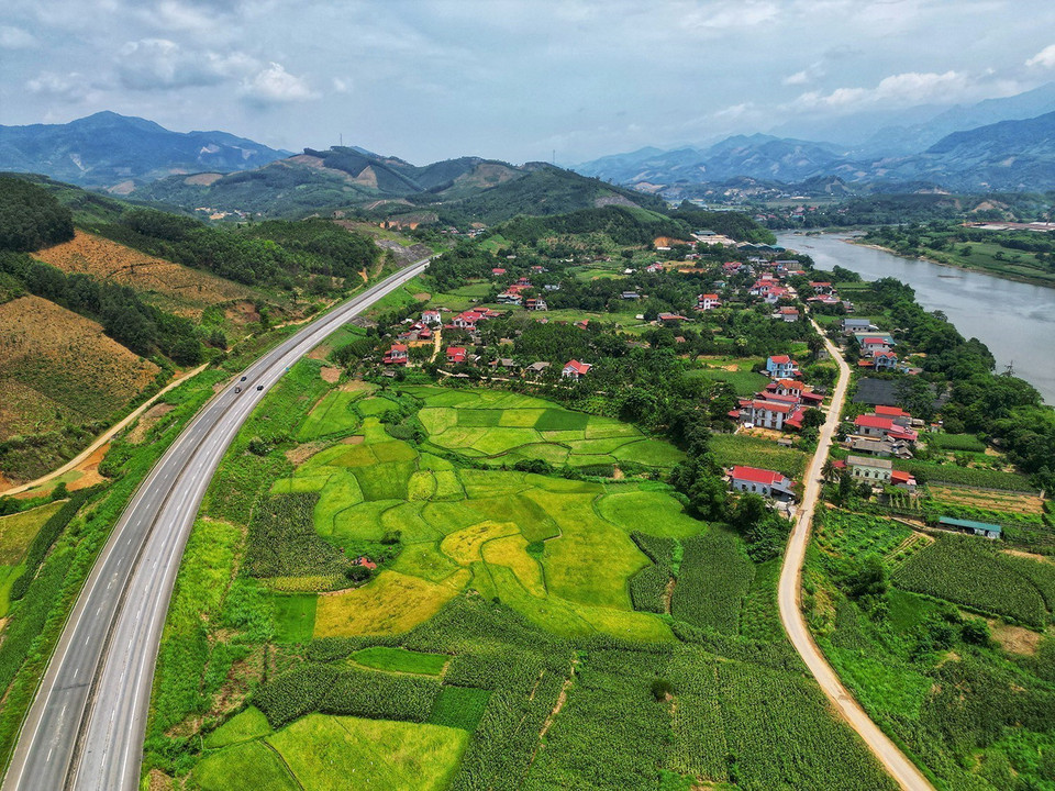 Đường cao tốc Nội Bài-Lào Cai dài 265km, vượt qua hai con sông lớn là sông Hồng và sông Lô. (Ảnh: Tuấn Anh/TTXVN)