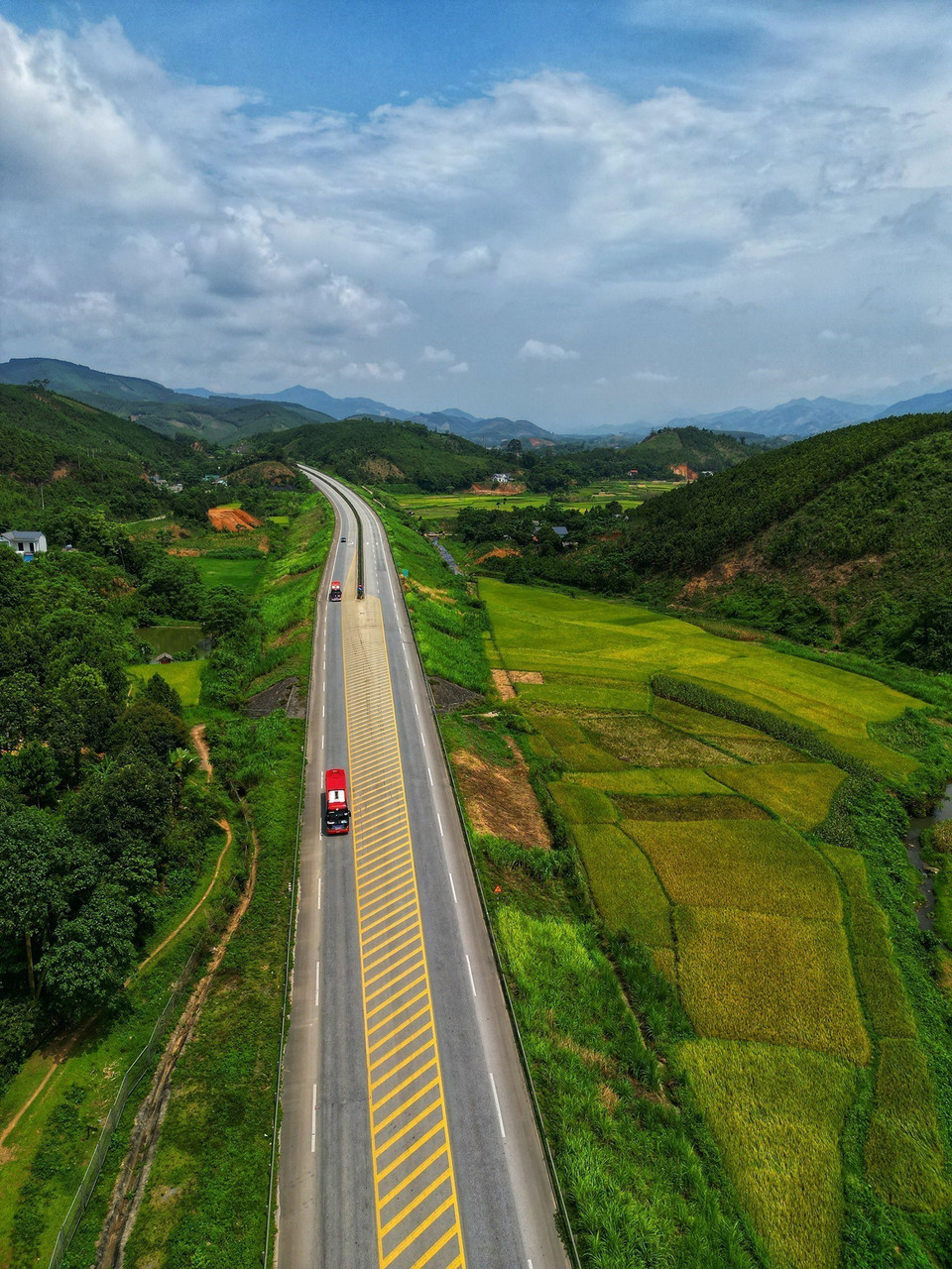 Đoạn Yên Bái-Lào Cai có 2 làn xe và đạt vận tốc tối đa 80 km/h. (Ảnh: Tuấn Anh/TTXVN)