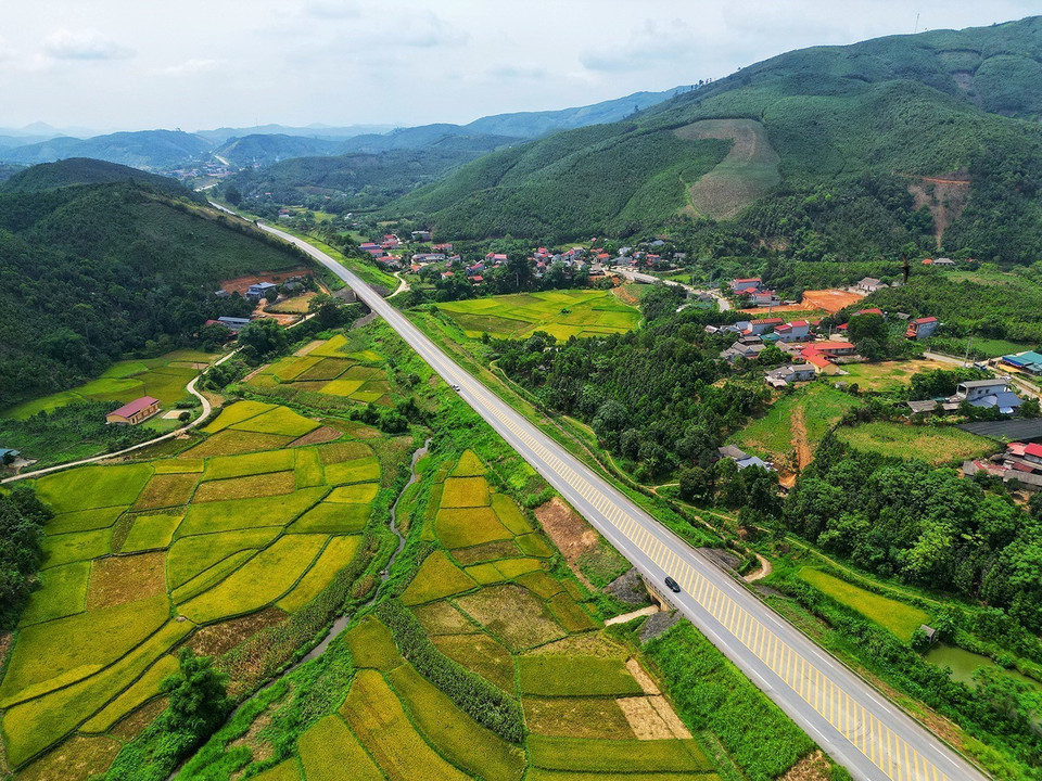 Đoạn Yên Bái-Lào Cai có 2 làn xe và đạt vận tốc tối đa 80 km/h. (Ảnh: Tuấn Anh/TTXVN)
