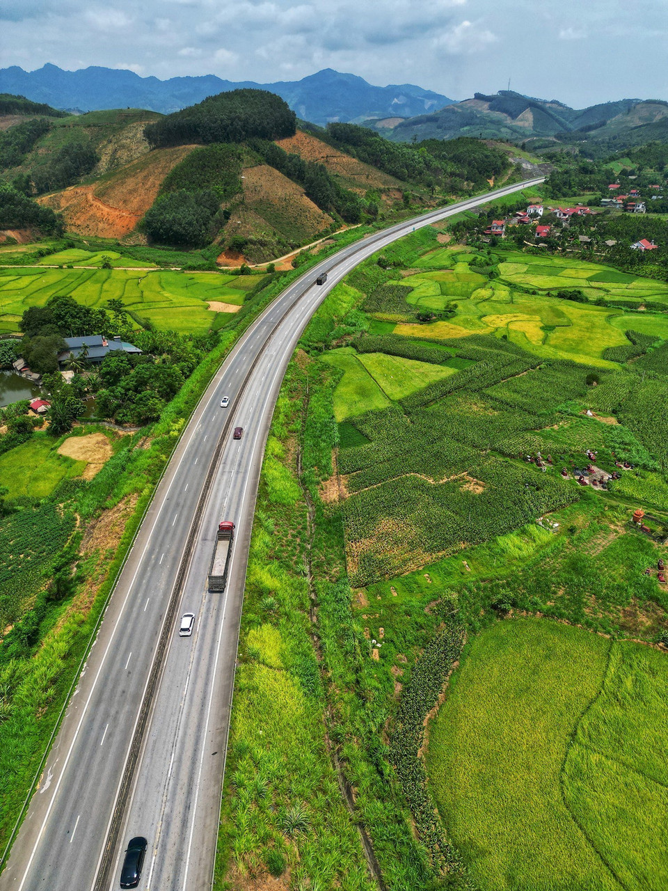 Dự án Cao tốc Hà Nội-Lào Cai góp phần phát triển kinh tế từ vùng đồng bằng lên miền núi. (Ảnh: Tuấn Anh/TTXVN)