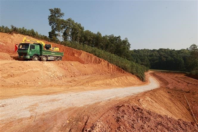 Cao tốc Hà Nội-Lào Cai xuyên từ khu vực đồng bằng lên vùng Tây Bắc, đi qua địa hình, địa chất phức tạp nhất với nhiều đồi núi, vượt qua hai con sông lớn là sông Hồng và sông Lô. (Ảnh: Tuấn Anh/TTXVN)