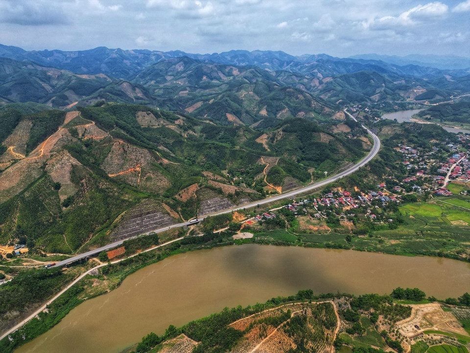 Cao tốc Nội Bài-Lào Cai đoạn qua hầm chui trên địa bàn tỉnh Yên Bái. (Ảnh: Tuấn Anh/TTXVN)
